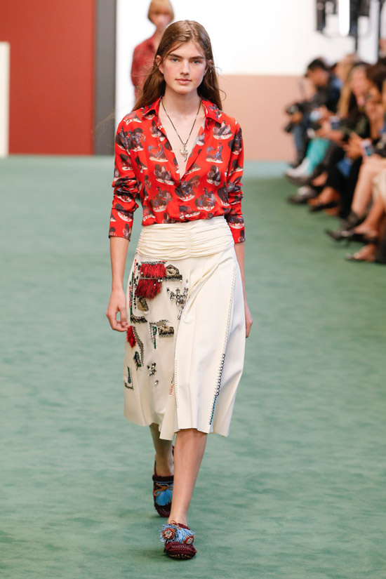 Модель в бежевой юбке миди с широким поясом и красная блузка от Carven