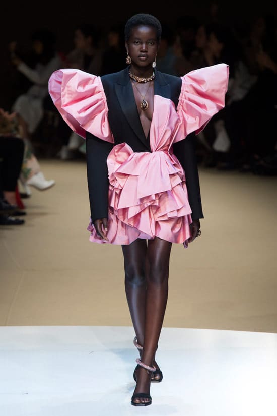 Модель в розовом платье с оборками и объемными плечами от Alexander McQueen