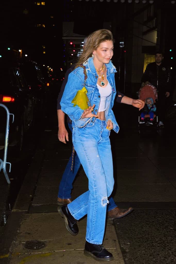 Gigi Hadid в голубом джинсовом костюме, кроп топ и желтая сумка