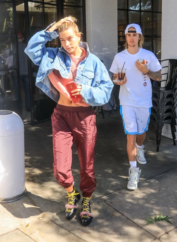 Hailey Baldwin в бордовых спортивных штанах, кроп топ и укороченная джинсовка