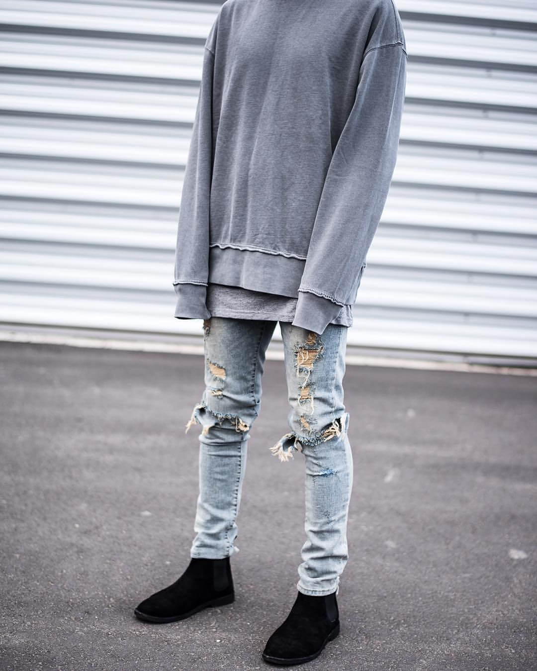 distressed-jeans-oversized-sweater-chelsea-boots