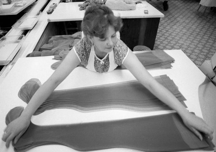 Работница Тушинской чулочной фабрики сортирует готовую продукцию. 1981 год Фото: РИА Новости
