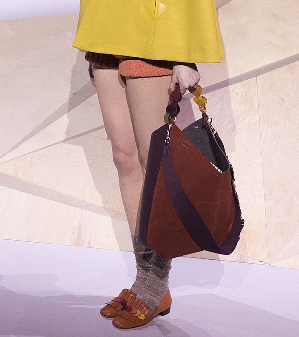 Девушка с большой объемной сумкой размером с походный рюкзак - знак для истинного ценителя моды Фото: EAST NEWS