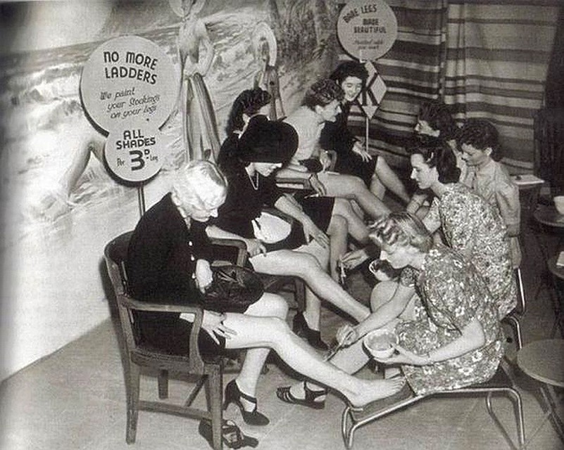 В 40-х годах ХХ века ноги разрисовывали «под чулки» красками и карандашами. 