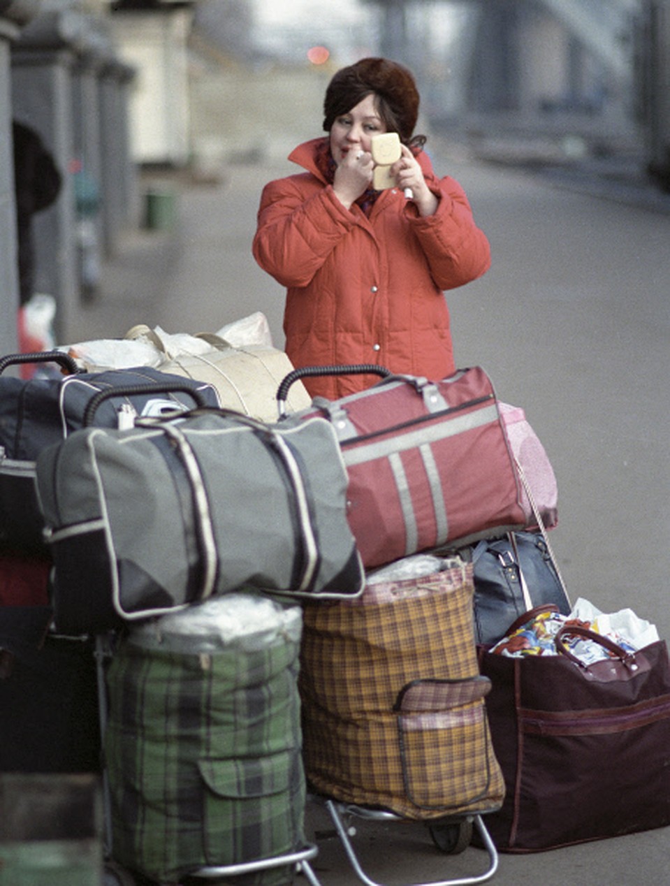 Минск, 1992 год. Женщина в болоневой куртке. Фото: РИА Новости
