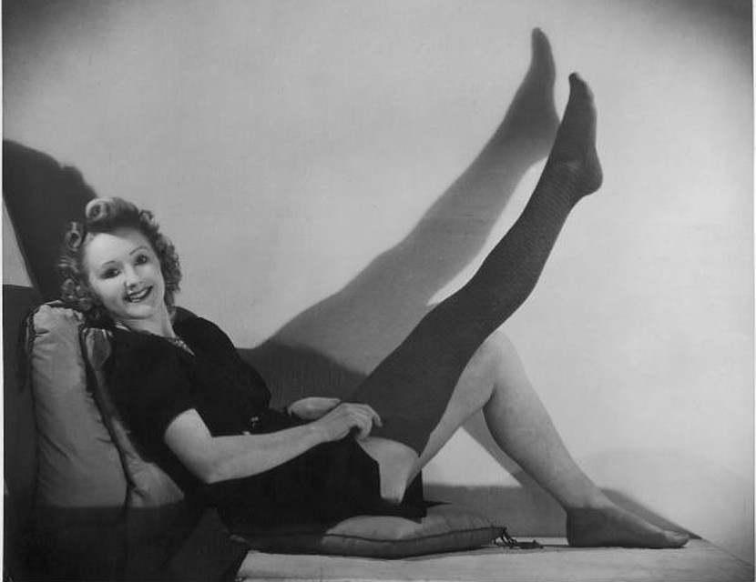 Девушка натягивает шерстяной носок, 1940 год. Фото: GLOBAL LOOK PRESS