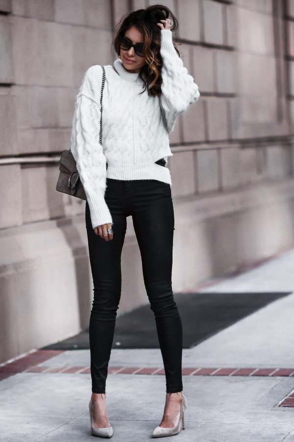 белоснежный свитер с черными джинсами и туфлями