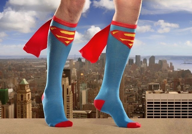 На фото – носки супергеройской расцветки