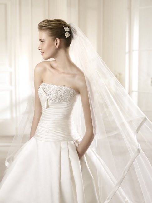 Платье невесты с заниженным корсетом