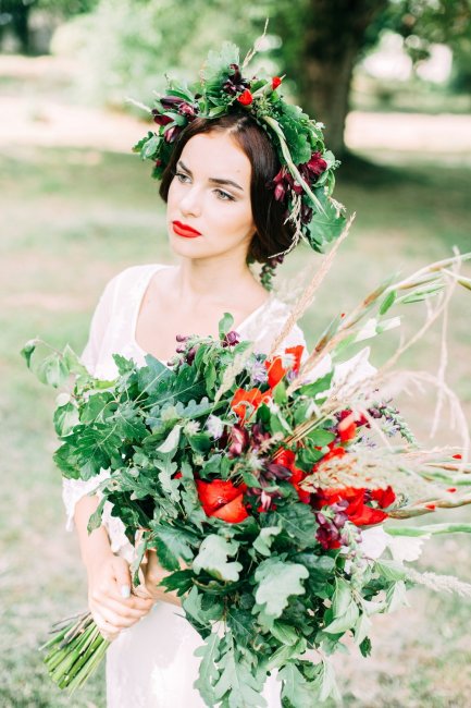 Красная помада в свадебном макияже для цветотипа зима