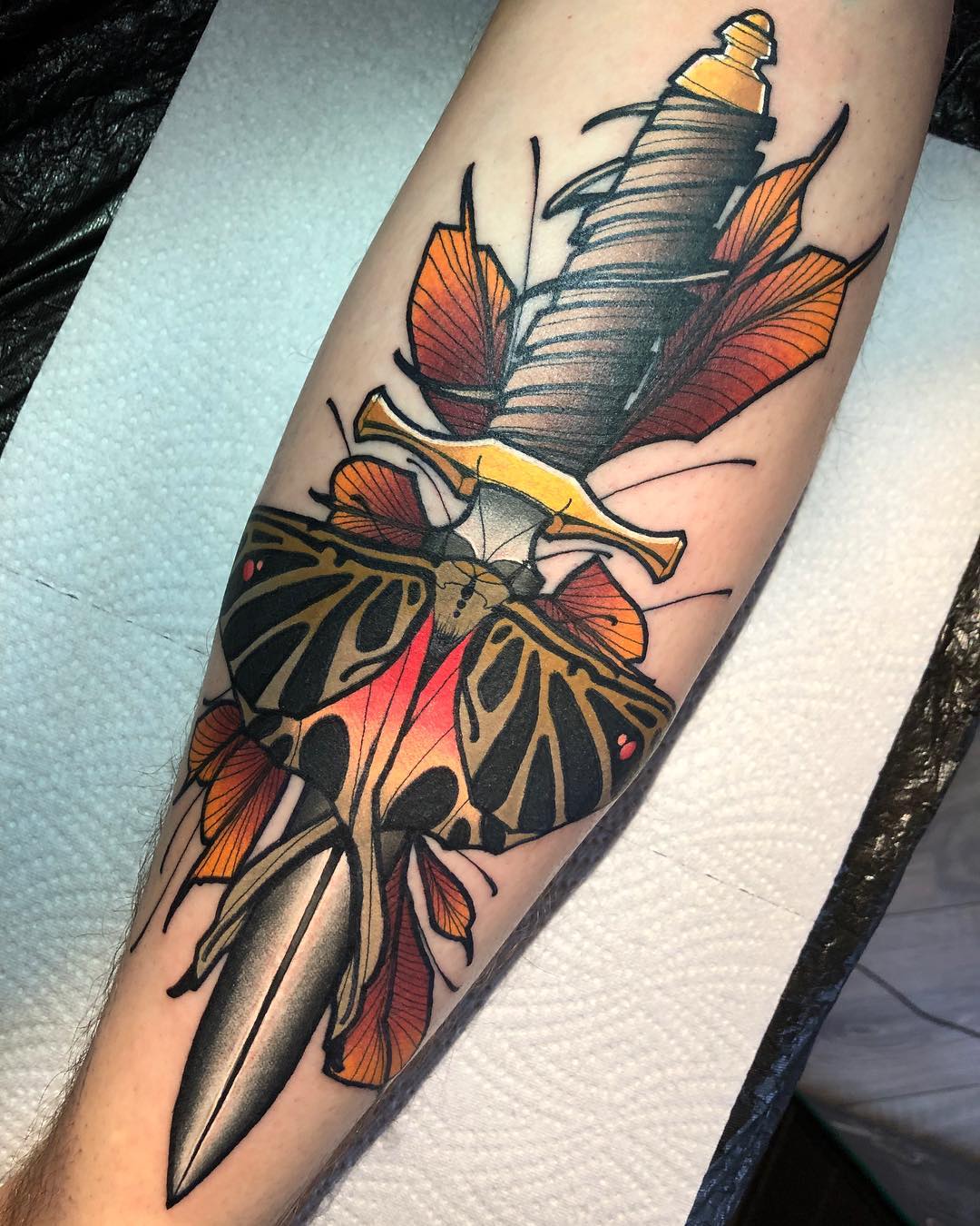 Цветная Татуировка Кинжала с Бабочкой на Предплечье