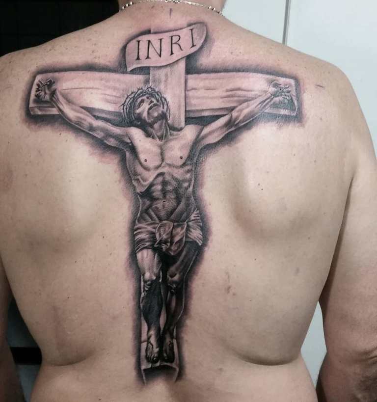 Тату крест у мужчины на спине