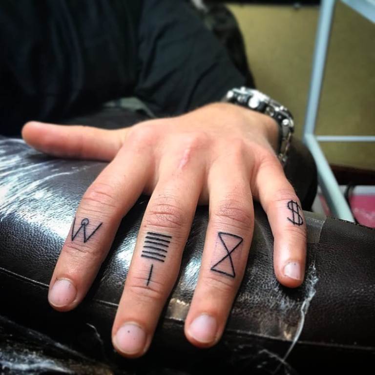 Тату символы на пальцах
