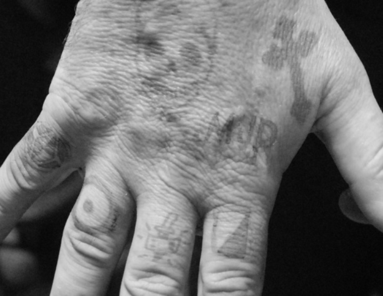 татуировки на пальцах рук тюремные значение