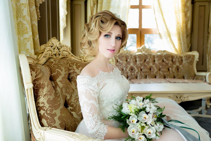 Beautiful blonde Bride portrait wedding makeup and hairstyle. Fashion bride model jewelry and beauty female face, gorgeous beauty bride,bride in luxury stock images
