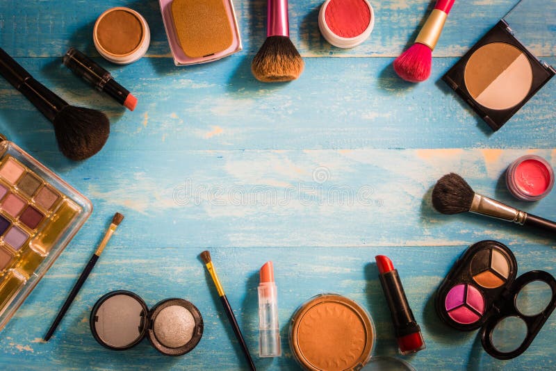 Top view cosmetics Makeup Placed on a wooden table. Cosmetics Makeup It is something that has been very popular in the lives of women in modern times stock images