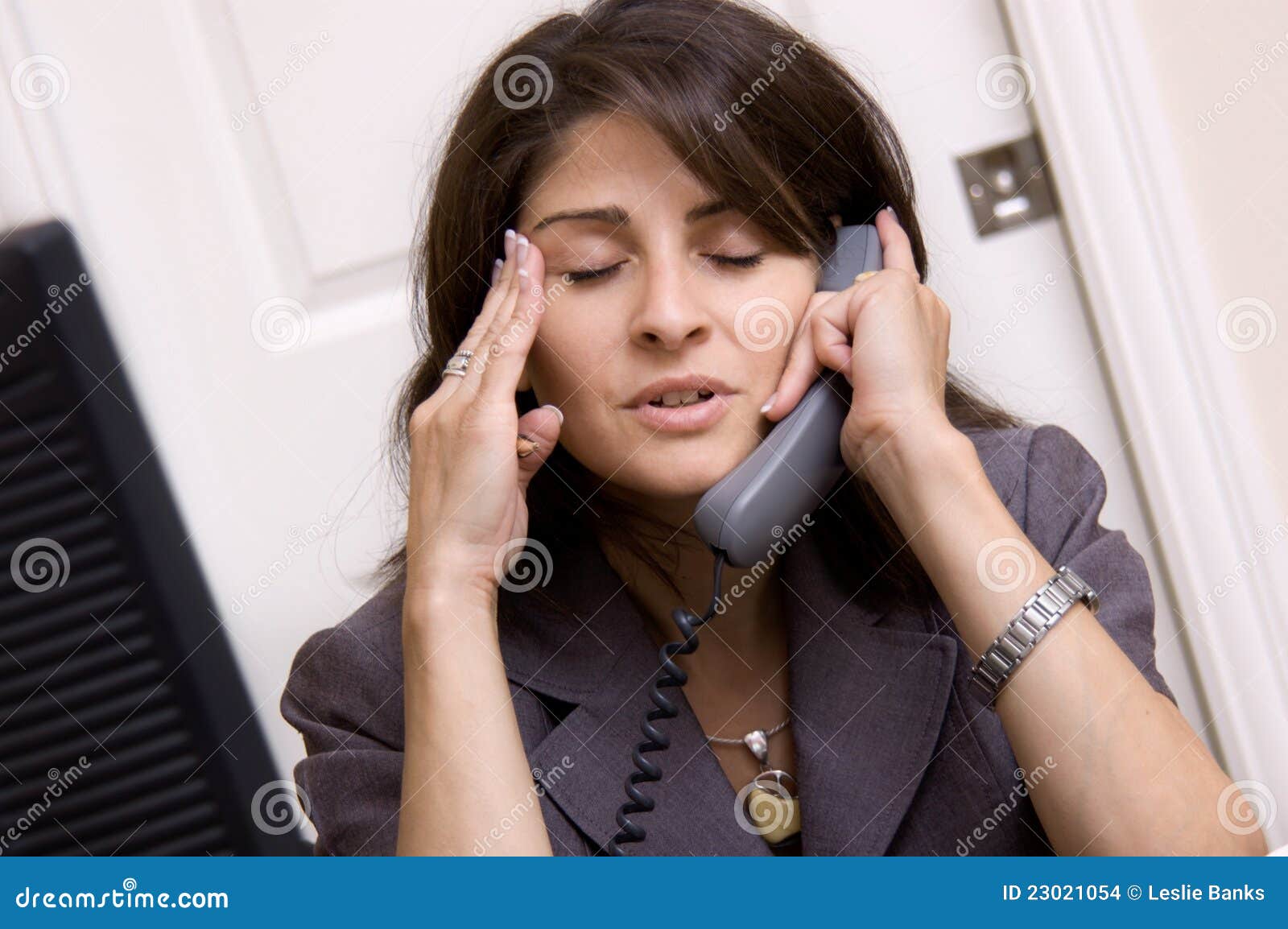 Мамка разговаривает по телефону. Женщина разговаривает по телефону. Девушка с телефонной трубкой. Человек с домашним телефоном. Недовольная девушка с телефоном.