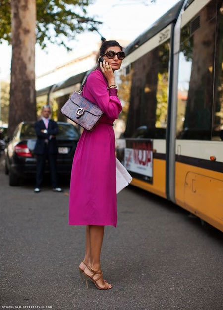Джованна Батталья в платье-рбашке цвета фуксии
