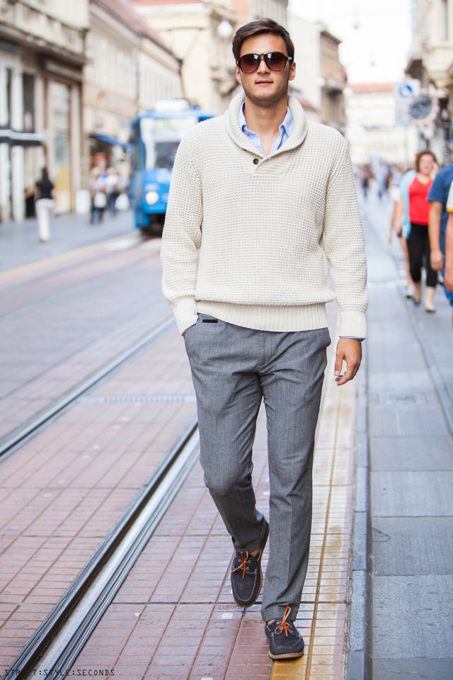 Бежевый свитер легко сочетается с классическими серыми брюками. Образ в стиле smart casual 