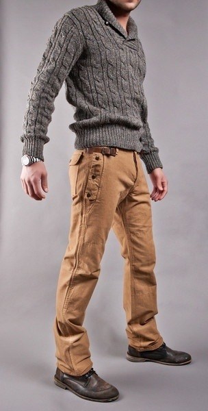 С чем носить серый свитер мужчине: любые цветные брюки будут кстати 