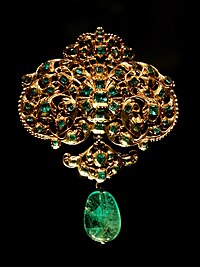 Spanish jewellery-Gold and emerald pendant at VAM-01.jpg