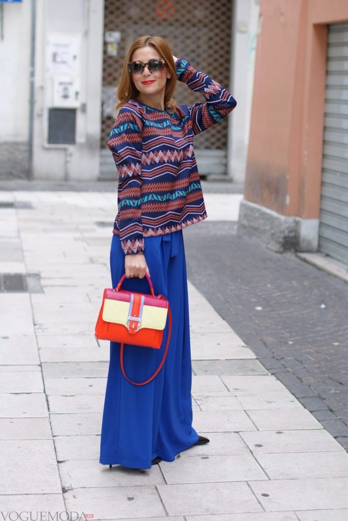 широкие ярко синие брюки с разноцветной блузой