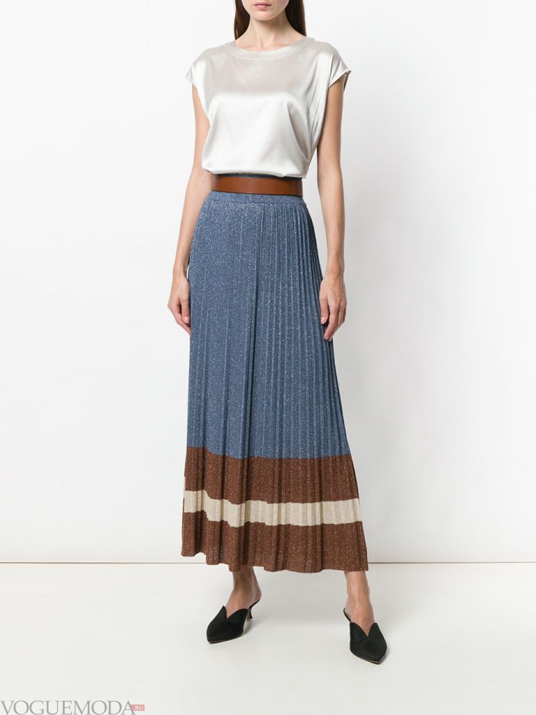 Модные цвета весна 2020: белый топ и синяя юбка плиссе с полосками