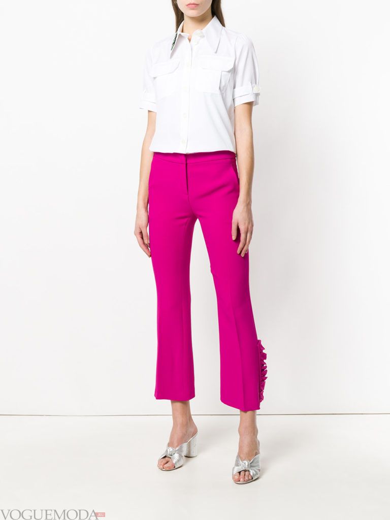 Модные цвета весна 2020: белый топ и брюки цвета фуксия