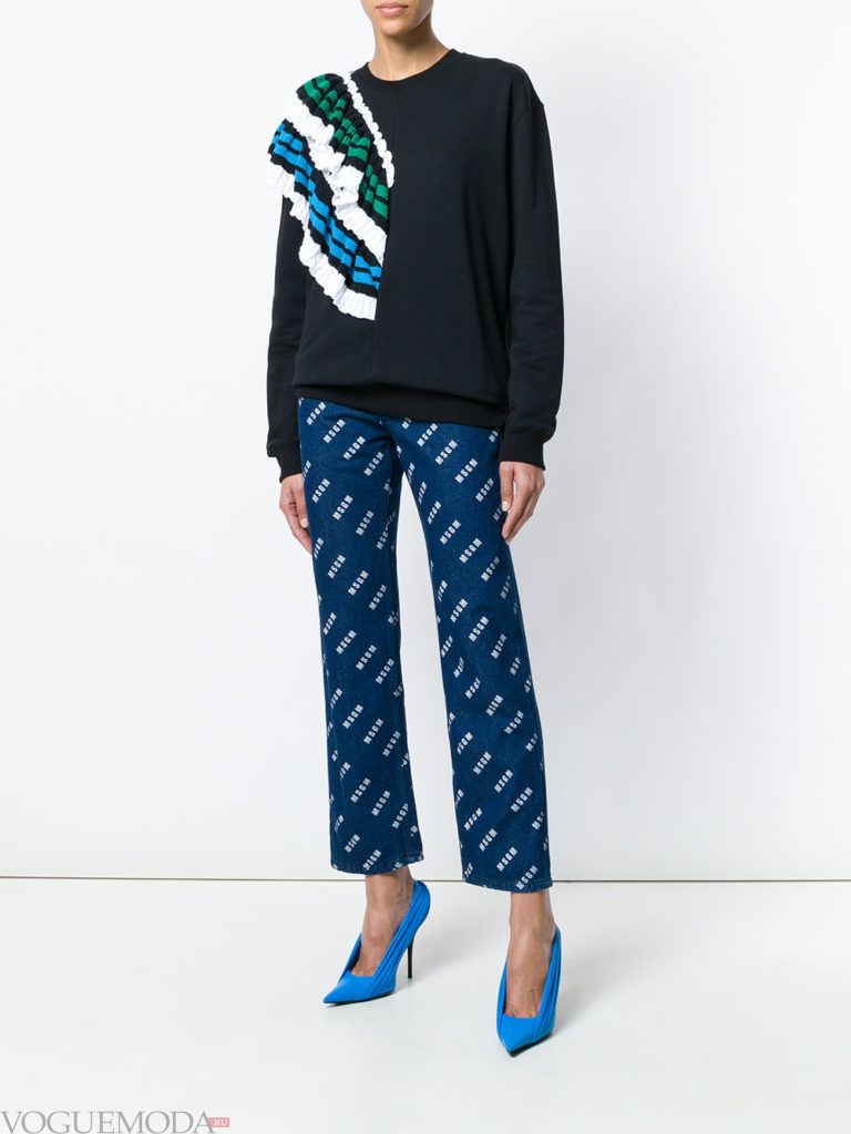 Модные цвета весна лето 2020: черный свитшот с декором и синие брюки с принтом