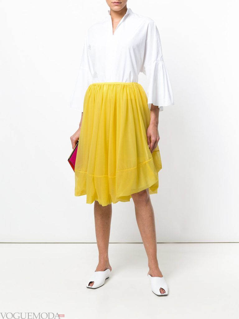 Модные цвета весна лето 2020 года: желтая юбка клеш и белая блузка