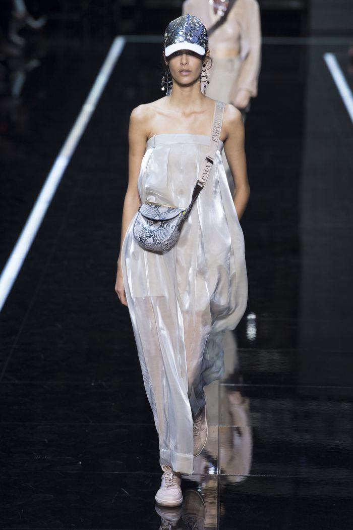 Модное серое платье Emporio Armani