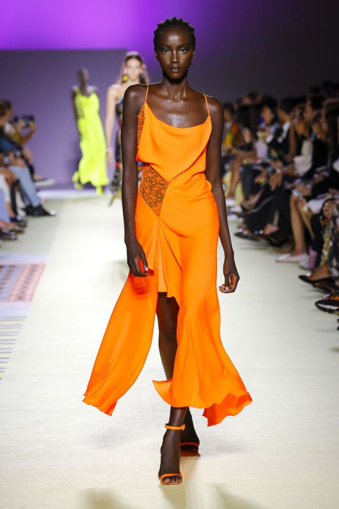 Оранжевое платье Versace