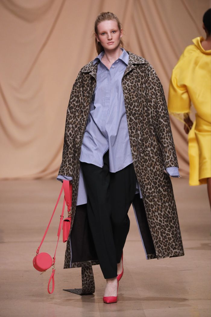 Модное леопардовое пальто осень-зима 2019-2020 из коллекции Alexandr Rogov