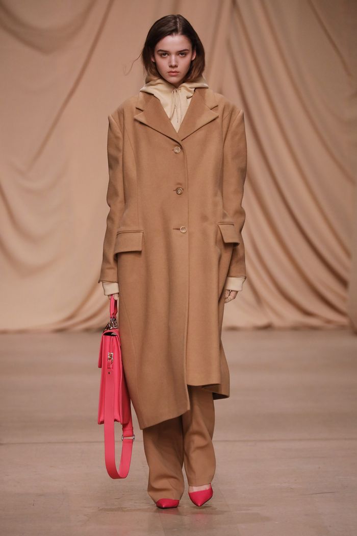 Модное длинное пальто осень-зима 2019-2020 из коллекции Alexandr Rogov