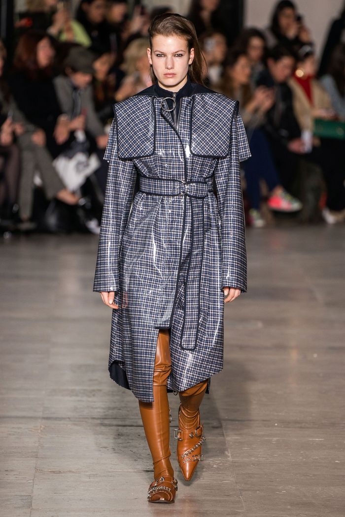 Модное виниловое пальто осень-зима 2019-2020 из коллекции Cédric Charlier