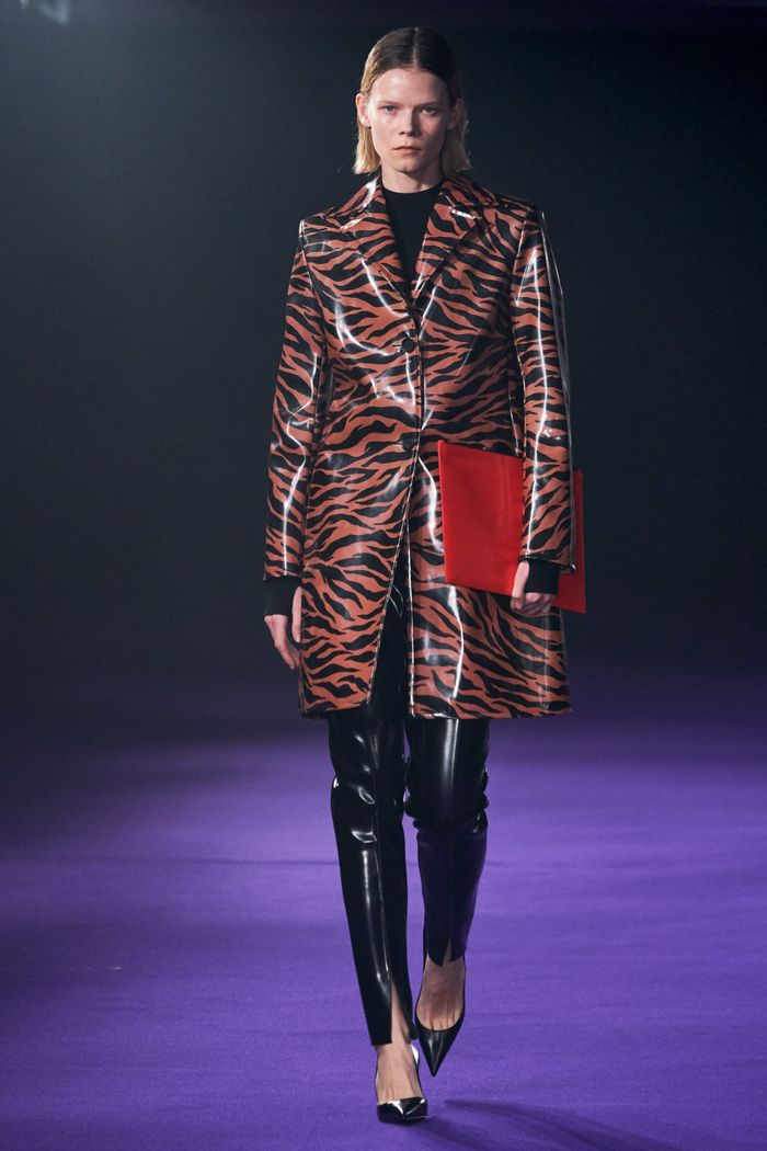 Модное виниловое пальто осень-зима 2019-2020 из коллекции Kwaidan Editions