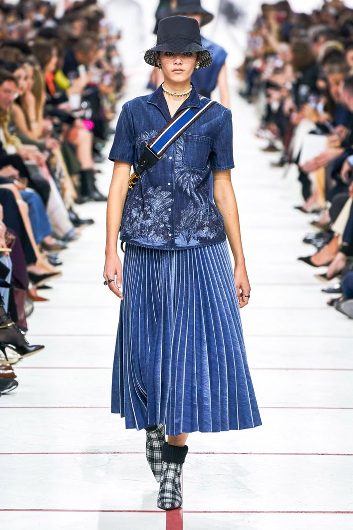 С чем носить синюю юбку. Образ из коллекции Christian Dior
