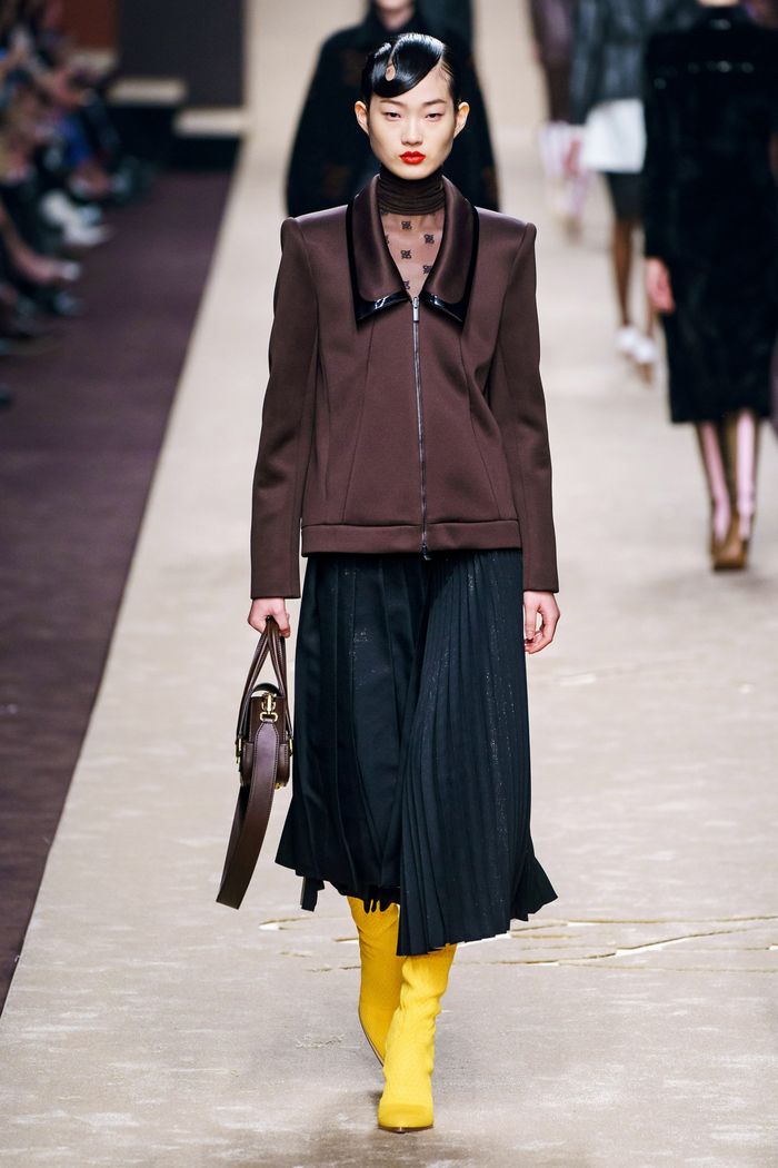 С чем носить плиссированную черную юбку. Образ из новой коллекции Fendi