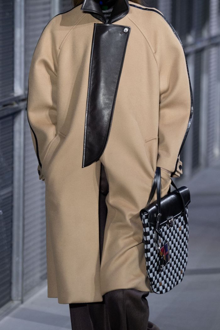 Модные плоские сумки-папки Louis Vuitton