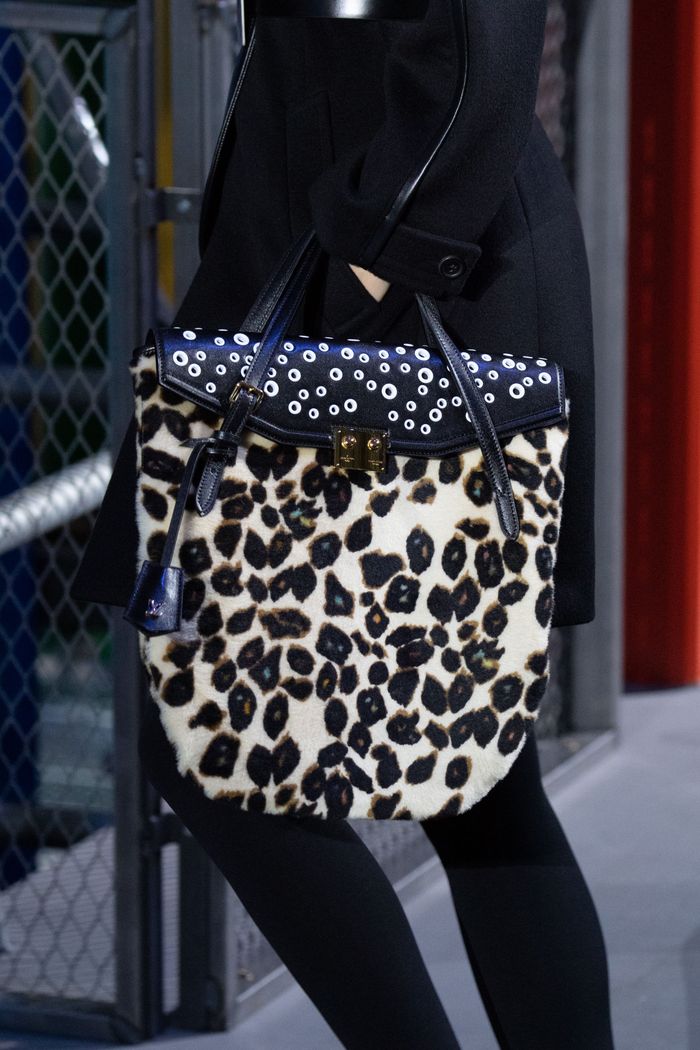 Сумки с принтом леопард Louis Vuitton
