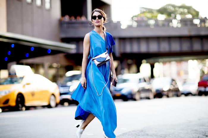 С чем носить синее платье: модные образы 2020