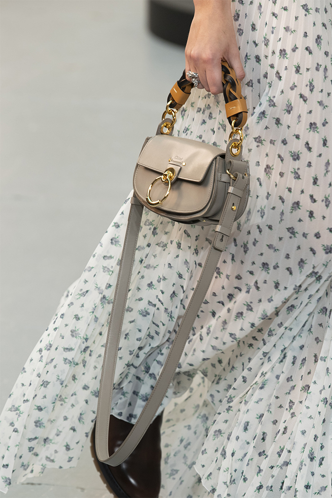 Что мы будем носить весной: 53 сумки с недели моды в Париже (фото 14)