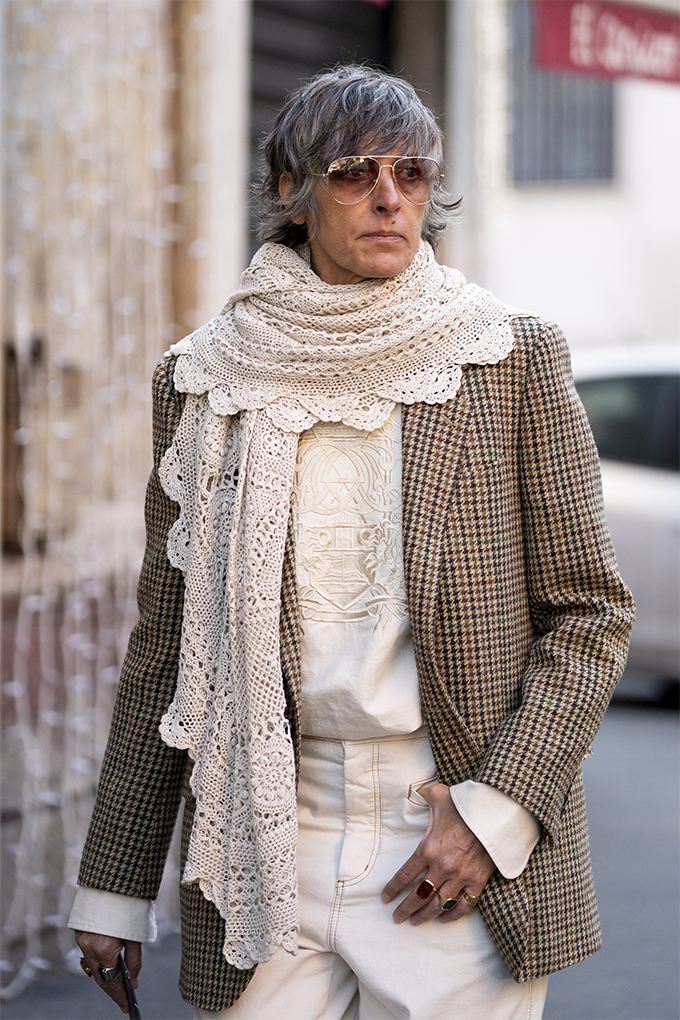 Многослойность и 1970-е: Что носят модники на неделе мужской моды в Милане (фото 13)
