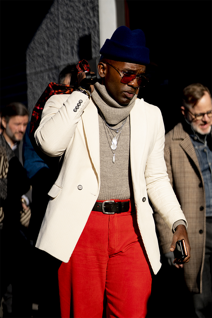 Многослойность и 1970-е: Что носят модники на неделе мужской моды в Милане (фото 20)
