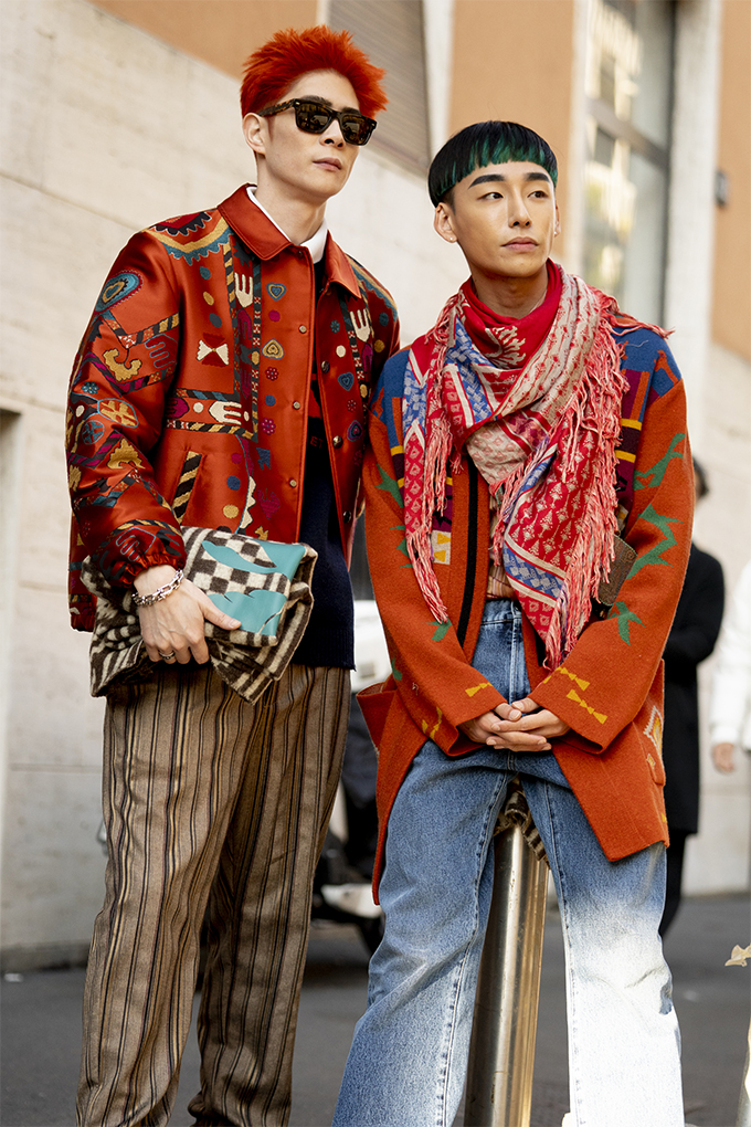 Многослойность и 1970-е: Что носят модники на неделе мужской моды в Милане (фото 21)