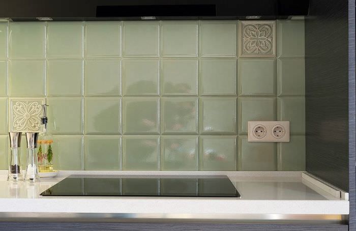 Керамическая плитка оливкового цвета в дизайне кухни