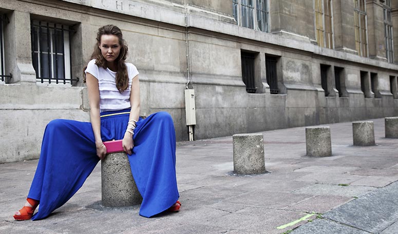 Для смелых образов синие штаны можно сочетать с ярко-красной обувью.