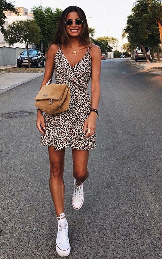Короткое леопардовое платье с декольте, белые кеды нюдовая замшевая сумка - стильный образ на лето.