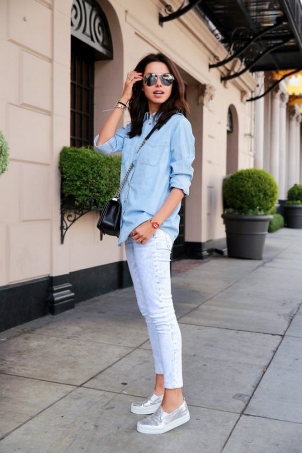 Слипоны цвета белый металлик в тандеме со светло голубыми джинсами и свободной рубашкой – гармоничная пара в стиле кэжуал