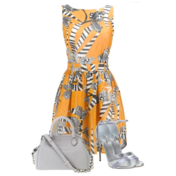 Теплый и броский светлый оранж платья простого кроя – лучшее сочетание с босоножками цвета белый металлик